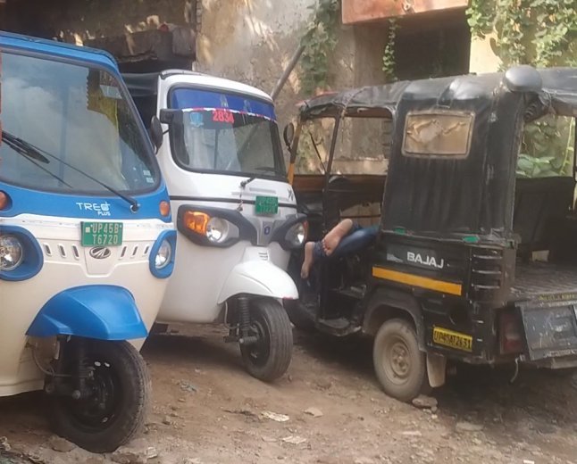 अंबेडकरनगर में सैनिक कल्याण कार्यालय बना अवैध स्टैंड, बिना लाइसेंस दौड़ रहे ई-रिक्शा