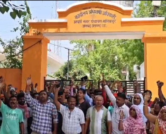 प्रतापगढ़: मानिकपुर नगर पंचायत की बैठक में भारी हंगामा, सेवानिवृत्त बाबू के दखल और दो ईओ के विवाद से विकास कार्य ठप
