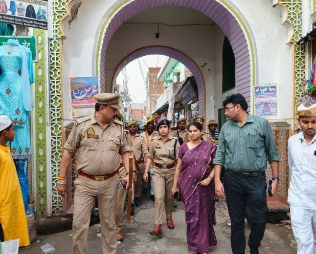 अम्बेडकरनगर: मोहर्रम पर डीएम-एसपी ने किछौछा में किया फ्लैग मार्च