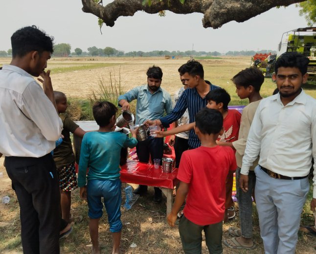: किसानों और मजदूरों को पिलाया शरबत, डिहाइड्रेशन से बचने की दी सलाह