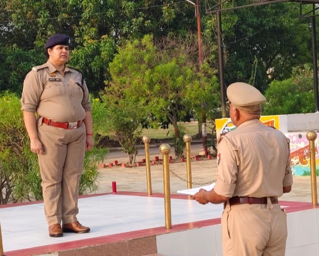 कौशाम्बी पुलिस लाइन्स में एएसपी ने ली परेड की सलामी: वर्दी-बूट का परखा टर्नआउट, जवानों से लगवाई दौड़