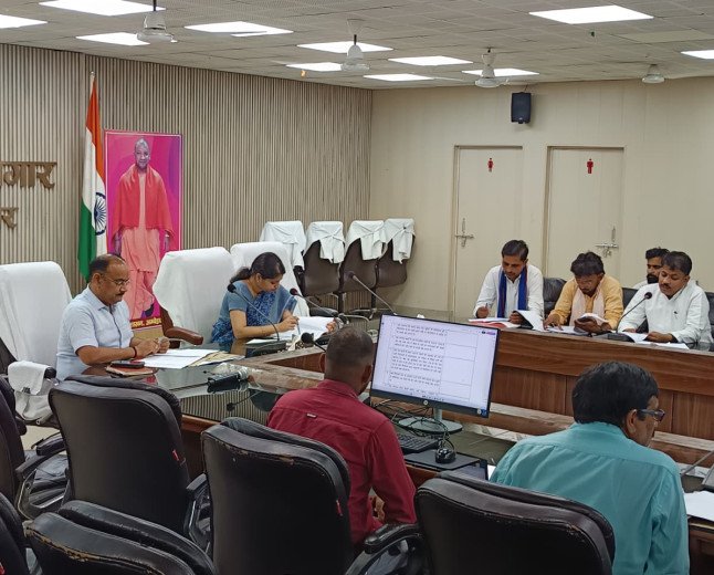 अम्बेडकर नगर: मतदेय स्थलों के संभाजन को लेकर जिलाधिकारी ने की बैठक