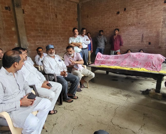 गंगा एक्सप्रेसवे हादसा: विधायक दीपक पटेल ने बाबूगंज पहुंचकर पीड़ित परिवारों को बंधाया ढांढस