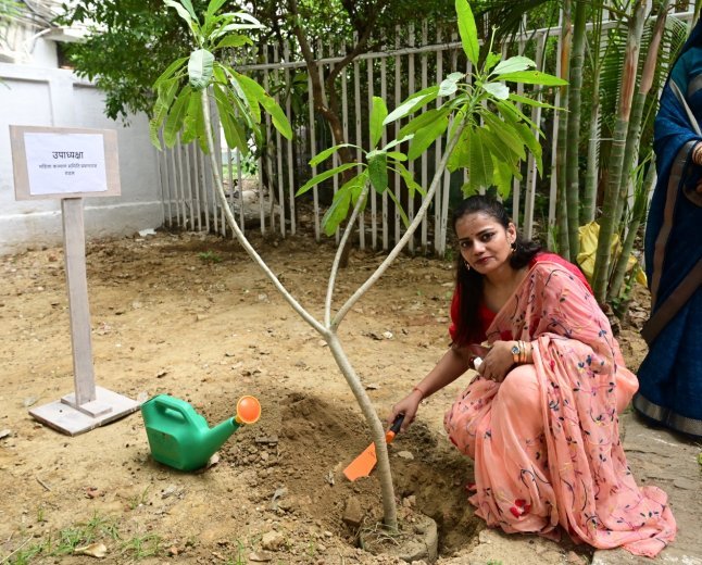 महिला कल्याण समिति ने रेलवे ट्रैफिक कॉलोनी में किया पौधरोपण, हरित भविष्य का लिया संकल्प