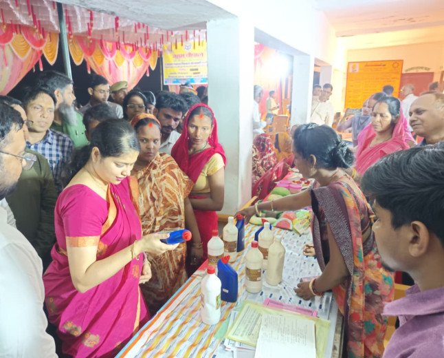 DM Ambedkarnagar ने रात्रिकालीन चौपाल में सुनी जनसमस्याएं, किया निस्तारण