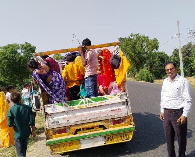 Kaushambi : नियमों की धज्जियां उड़ाने वाले वाहन चालकों पर परिवहन विभाग का हंटर, कड़ा धाम जा रही पिकअप सीज