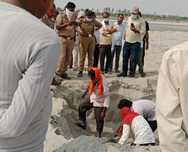 कौशाम्बी: तीन महीने बाद जिलाधिकारी के आदेश पर खोदी गई कब्र, लेकिन अंदर से गायब मिली विवाहिता की लाश; इलाके में सनसनी