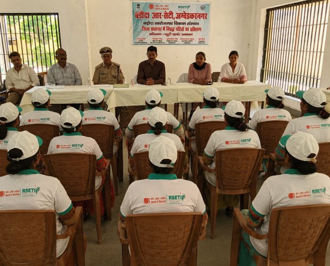 Ambedkarnagar जिला कारागार में महिला बंदियों के लिए ब्यूटी पार्लर प्रशिक्षण शुरू