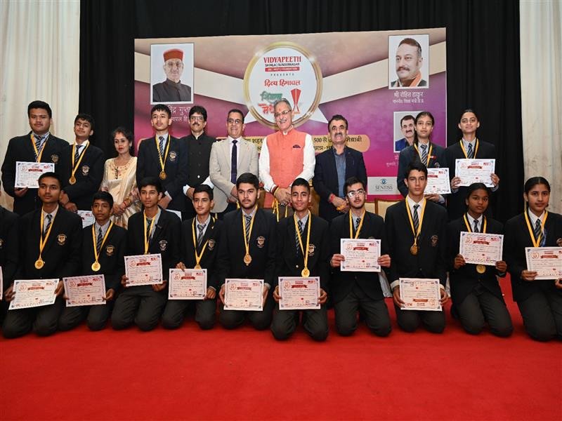 राज्यपाल ने मेधावी छात्रों को किया सम्मानित, करियर और शिक्षा पर दिया मार्गदर्शन