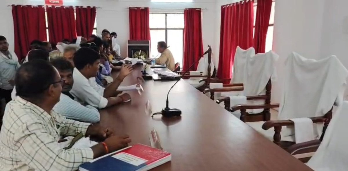 प्रतापगढ़: कुंडा में खानापूर्ति बना जिला स्तरीय संपूर्ण समाधान दिवस, DM-SP के न आने से खाली रहीं कुर्सियां, 270 में से सिर्फ 15 शिकायतों का हुआ निस्तारण