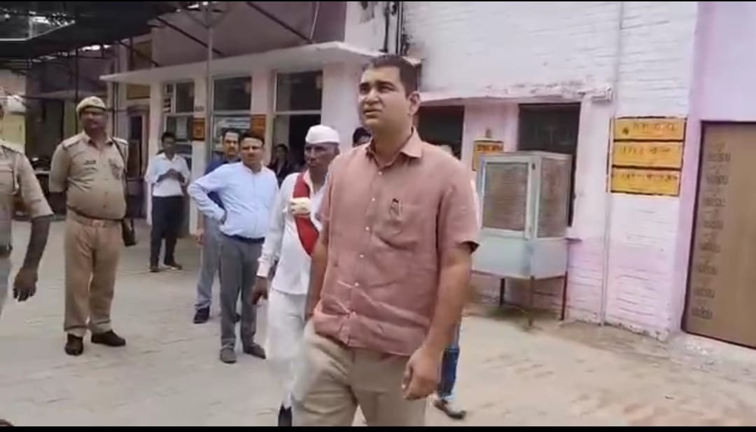 कौशांबी: पीएचसी मूरतगंज अचानक पहुंचे डीएम अमित पाल, पैथोलॉजी लैब खंगाली, मरीजों से पूछा- 'इलाज ठीक मिल रहा है?'
