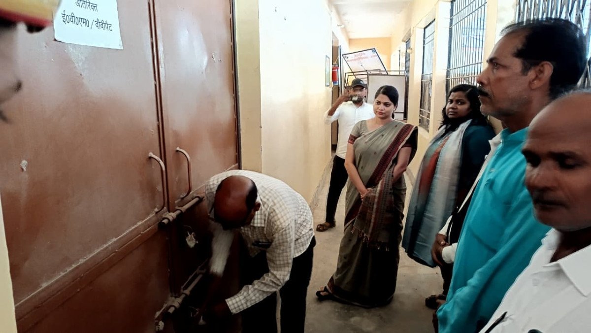 अम्बेडकरनगर में जिलाधिकारी ईशा प्रिया ने ईवीएम वेयरहाउस का मासिक निरीक्षण कर लिया जायजा