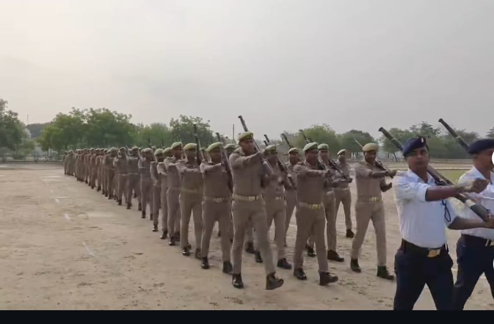 कौशाम्बी: पुलिस अधीक्षक ने शुक्रवार परेड की ली सलामी, मेस और बैरकों का निरीक्षण