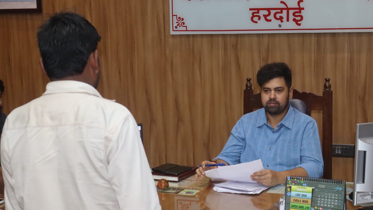 कलेक्ट्रेट में जनता की अदालत: जिलाधिकारी अनुनय झा ने सुनीं 79 शिकायतें, कड़े लहजे में दिए समयबद्ध निस्तारण के निर्देश
