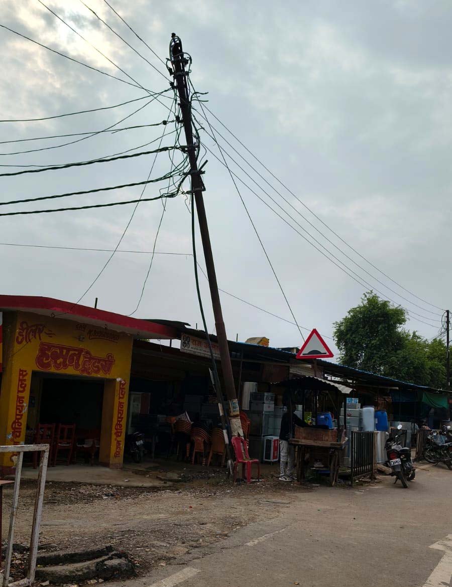 मानिकपुर में हादसे को दावत दे रहा जर्जर बिजली का पोल; कभी भी गिर सकती है कयामत, खौफ में क्षेत्रवासी