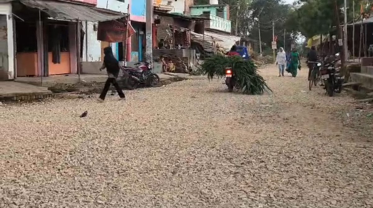 प्रतापगढ़: शाहाबाद गंगा घाट मार्ग पर अधूरा निर्माण बना मुसीबत, हादसों का खतरा
