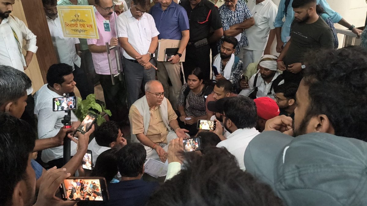 UPRTOU कुलपति की बड़ी पहल: लोक सेवा आयोग से बात कर मुक्त विश्वविद्यालय बचाएगा एकल विषय के छात्रों का भविष्य