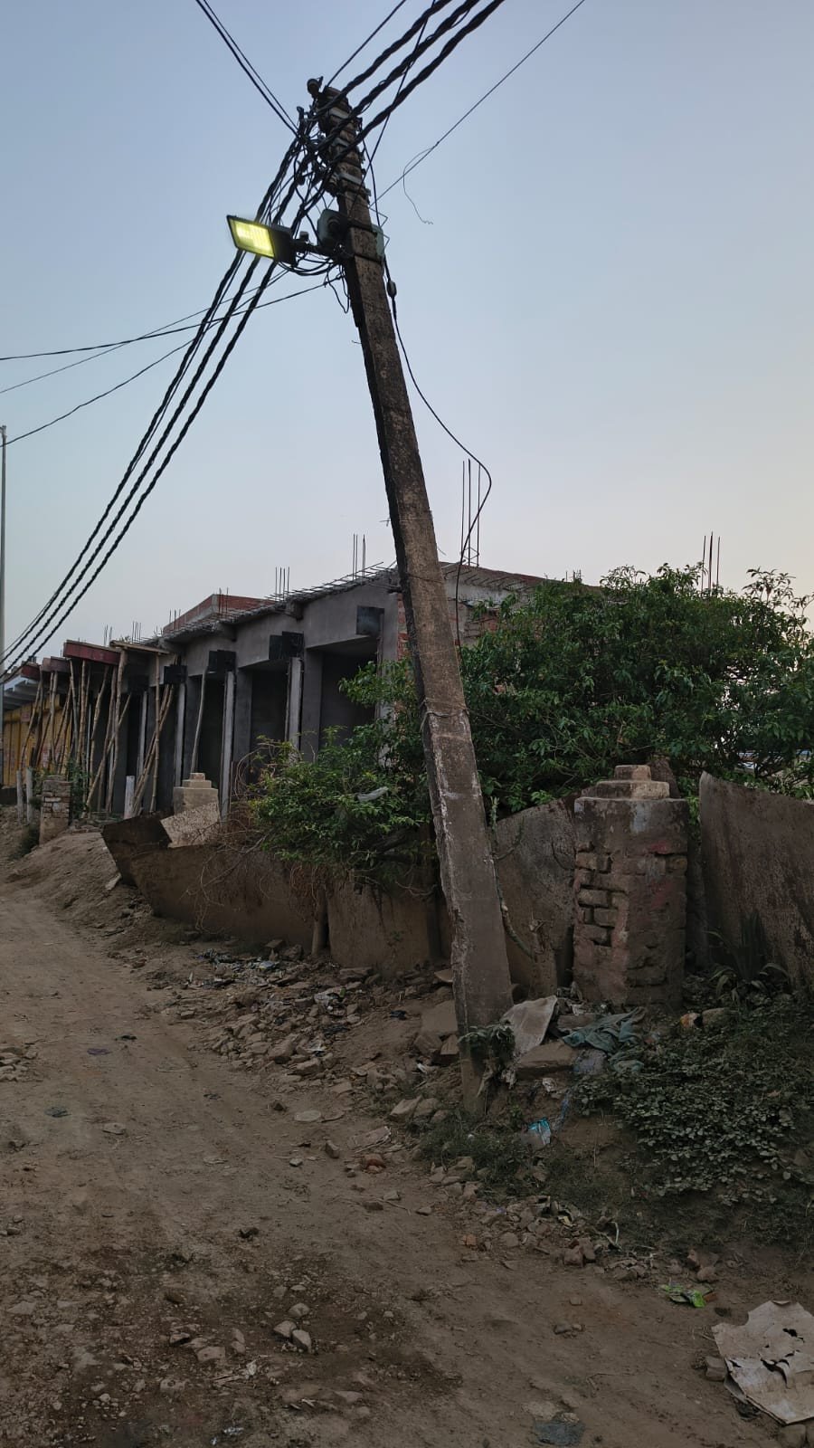 मानिकपुर में मुख्य मार्ग पर झुका बिजली का खंभा दे रहा बड़े हादसे को दावत