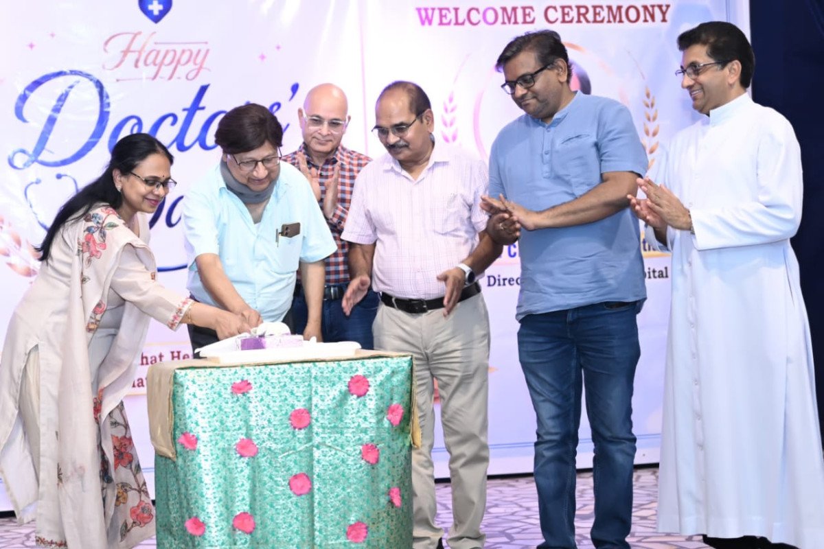 नाज़रेथ हॉस्पिटल में तीन बड़ी खुशियों के मौके पर केक काट कर मनाया उत्सव