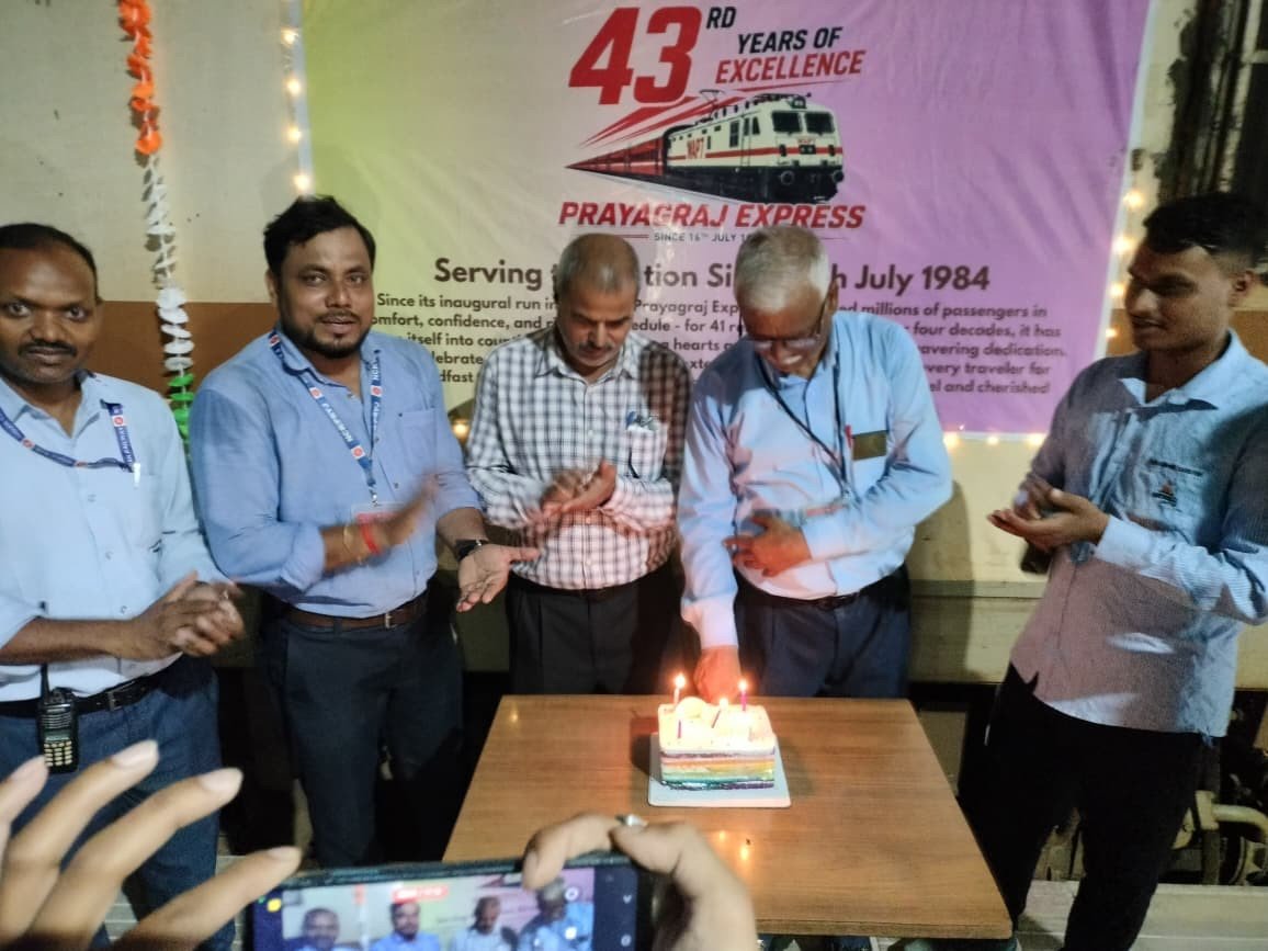प्रयागराज एक्सप्रेस ने पूरे किए सेवा के 42 वर्ष, जंक्शन पर केक काटकर मनाया गया जन्मदिन