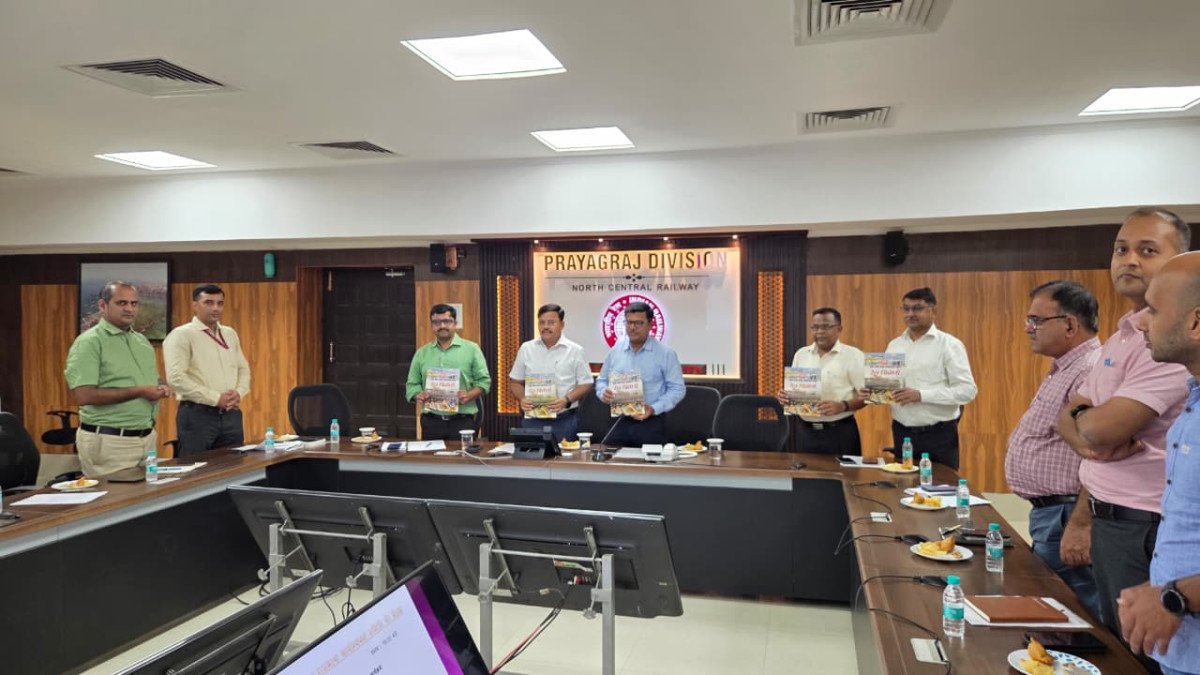 प्रयागराज: डीआरएम की अध्यक्षता में राजभाषा समिति की बैठक संपन्न, 'रेल त्रिवेणी' पत्रिका के नए अंक का हुआ विमोचन