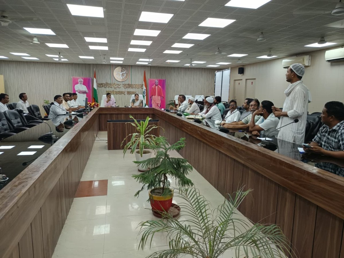 कपड़ा मंत्रालय के निदेशक और DM ने सुनीं समस्याएं, टेक्सटाइल यूनिट्स का किया दौरा