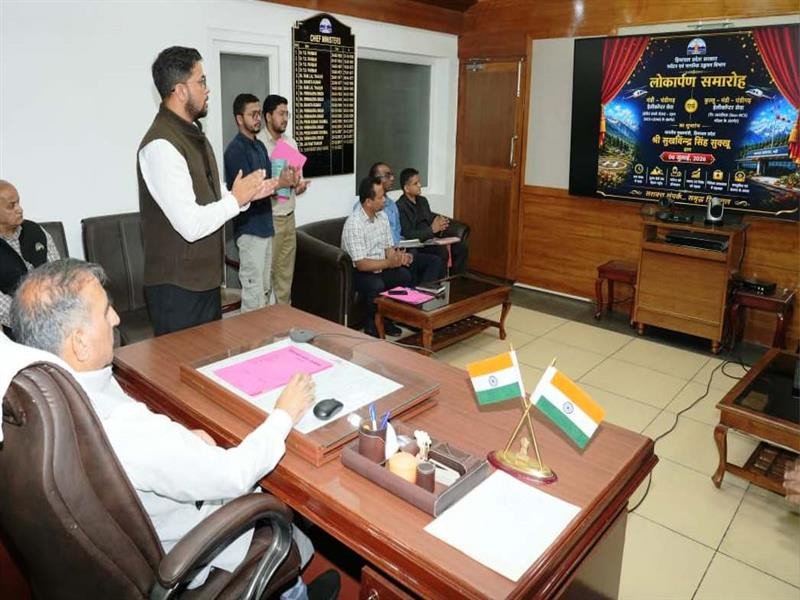 सीएम सुक्खू ने कुल्लू-मंडी और चंडीगढ़ हेलीकॉप्टर सेवा का किया शुभारंभ