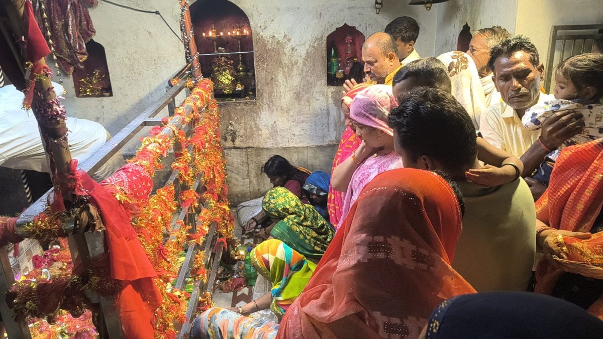 मानिकपुर: ब्रह्म मुहूर्त में ‘दह’ बिठाकर माताओं ने किया शीतला सप्तमी व्रत का पारण, मां ज्वालामुखी धाम में उमड़ा आस्था का जनसैलाब