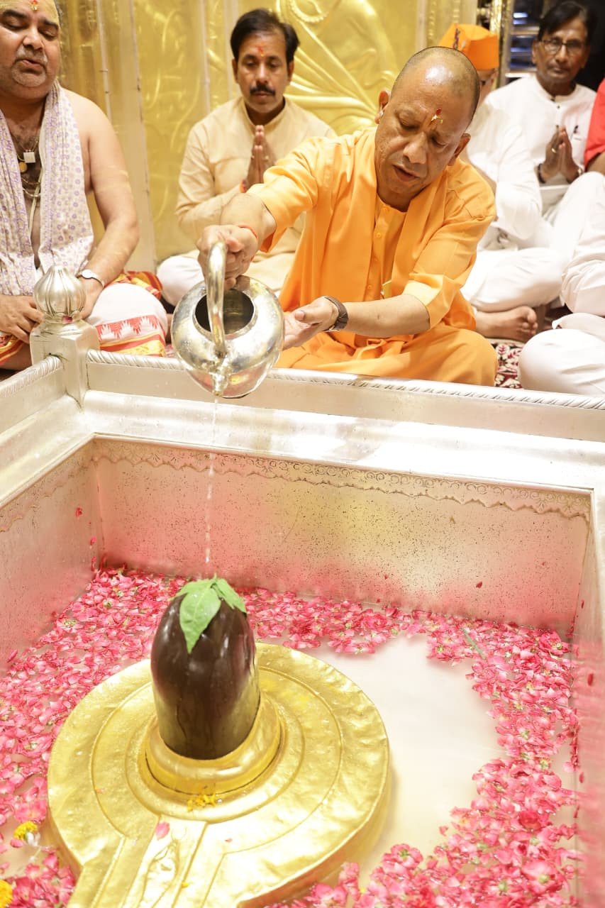 मुख्यमंत्री योगी आदित्यनाथ ने काशी विश्वनाथ और काल भैरव मंदिर में टेका माथा, की लोक-कल्याण की कामना