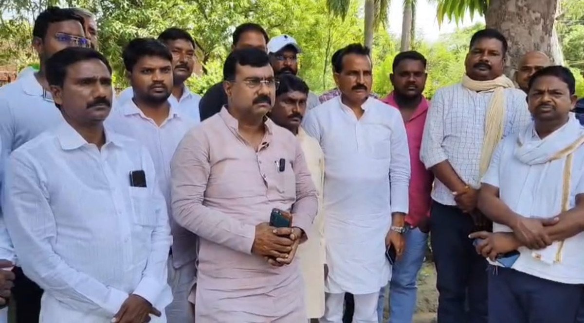 राजा भैया के निर्देश पर पीड़िता से मिले बाबागंज विधायक विनोद सरोज, जनसत्ता दल ने कहा- हर मोड़ पर दिलाएंगे न्याय