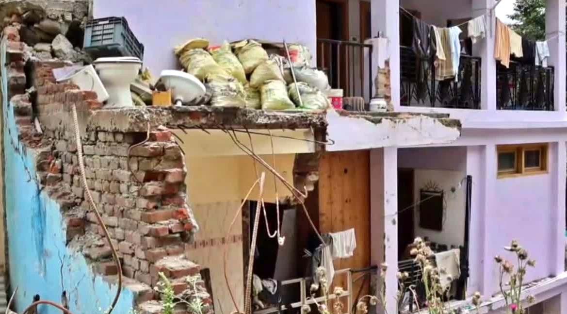 आपदा के 1 साल बाद भी नहीं बदले हालात: कुल्लू के अखाड़ा बाजार में 200 परिवारों पर फिर मंडराया लैंडस्लाइड का खतरा