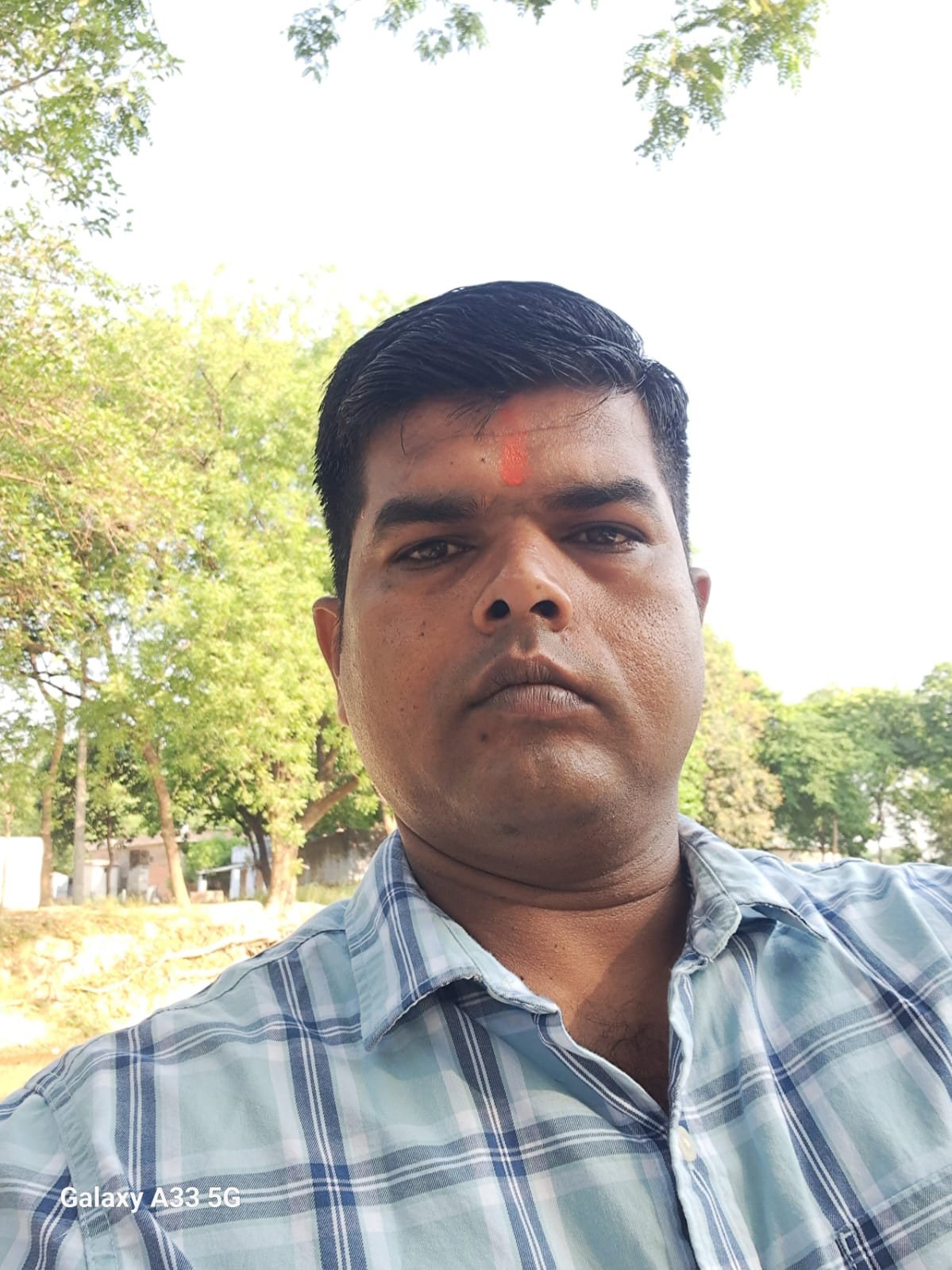 ईमानदारी की अनूठी मिसाल: सड़क पर मिला 8 हजार रुपये से भरा पर्स, सोशल मीडिया से खोजकर हरीलाल यादव ने मालिक को लौटाया