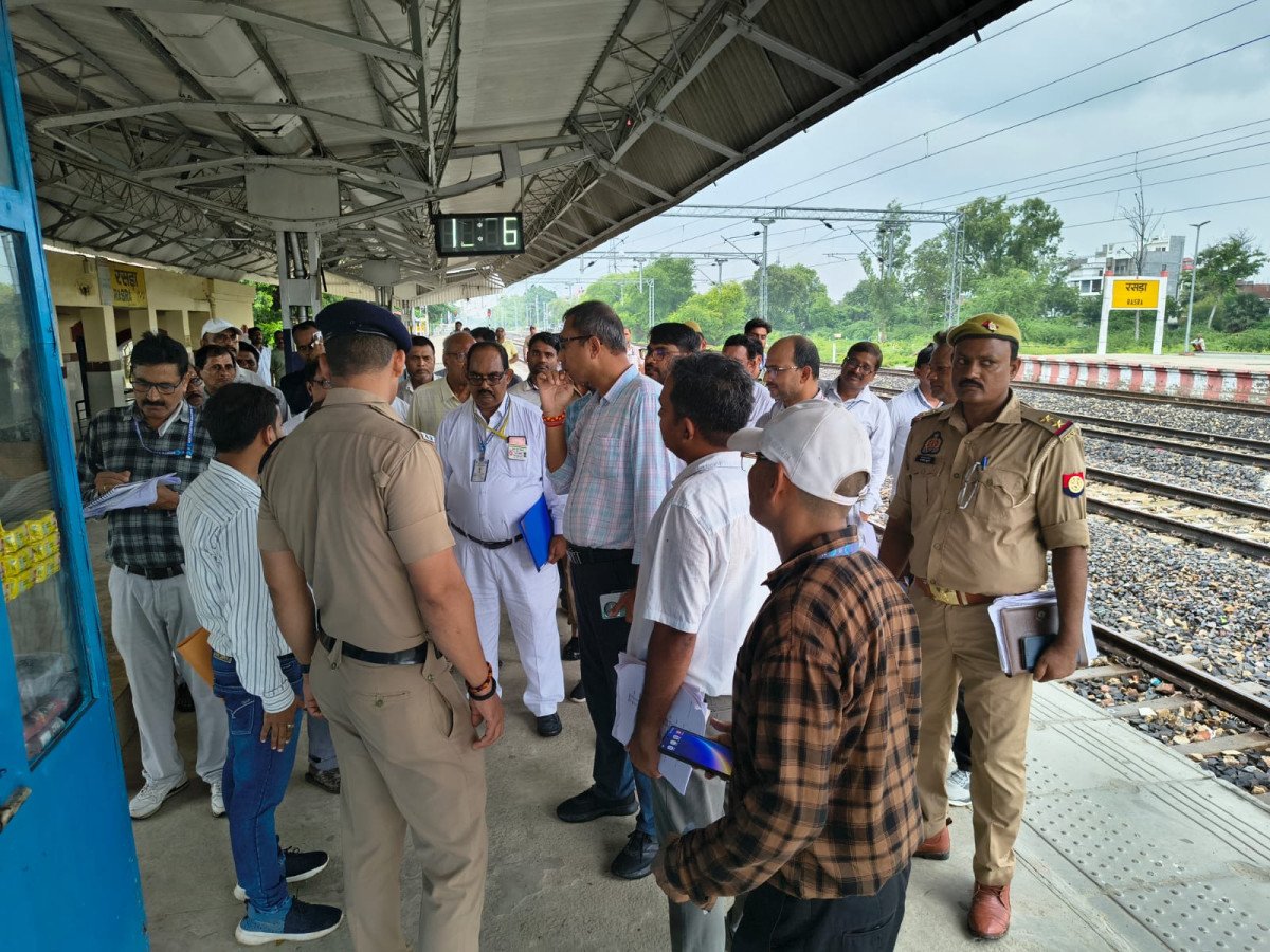 रसड़ा रेलवे स्टेशन पर बदहाली देख भड़के डीआरएम: अधिकारियों को लगाई फटकार, यात्री सुविधाएं जल्द बढ़ाने के निर्देश