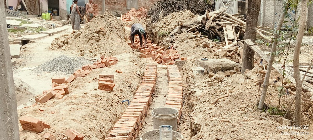 प्रतापगढ़: मानिकपुर में नाली और आरसीसी सड़क निर्माण पर उठे सवाल, घटिया सामग्री के इस्तेमाल का आरोप
