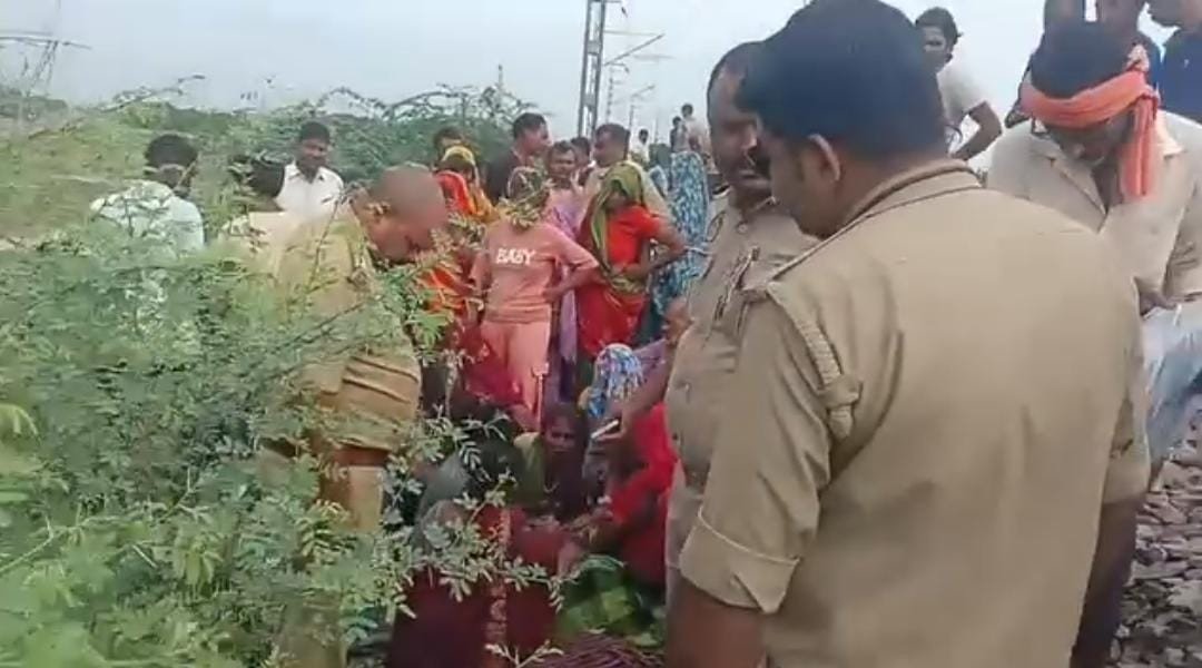 कौशाम्बी: हरियाणा से घर लौट रहे युवक का रेलवे ट्रैक पर मिला दो टुकड़ों में शव, परिजनों ने जताई हत्या की आशंका
