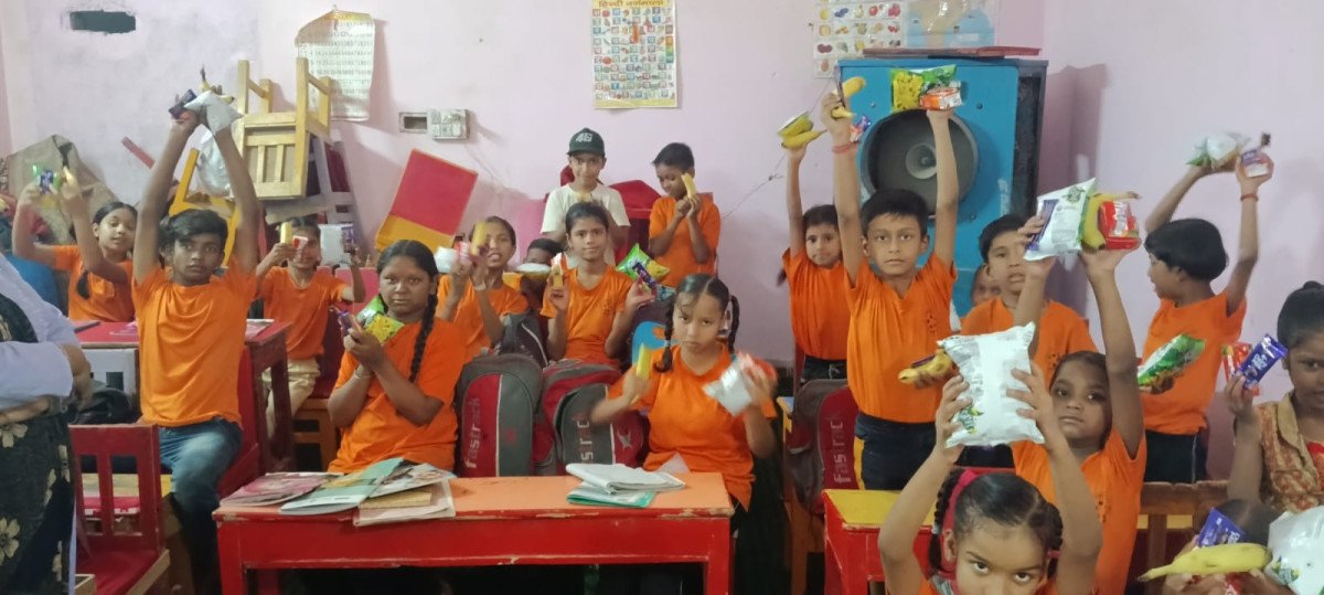 कानपुर में 'शिक्षा से वंचित बच्चों की पाठशाला' में उमड़ा स्नेह; चॉकलेट और फ्रूटी पाकर खिले मासूमों के चेहरे