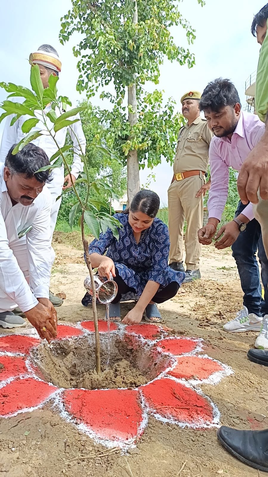 अम्बेडकरनगर में जिलाधिकारी ने अमृत सरोवर और वृक्षारोपण का स्थलीय निरीक्षण कर दिए निर्देश
