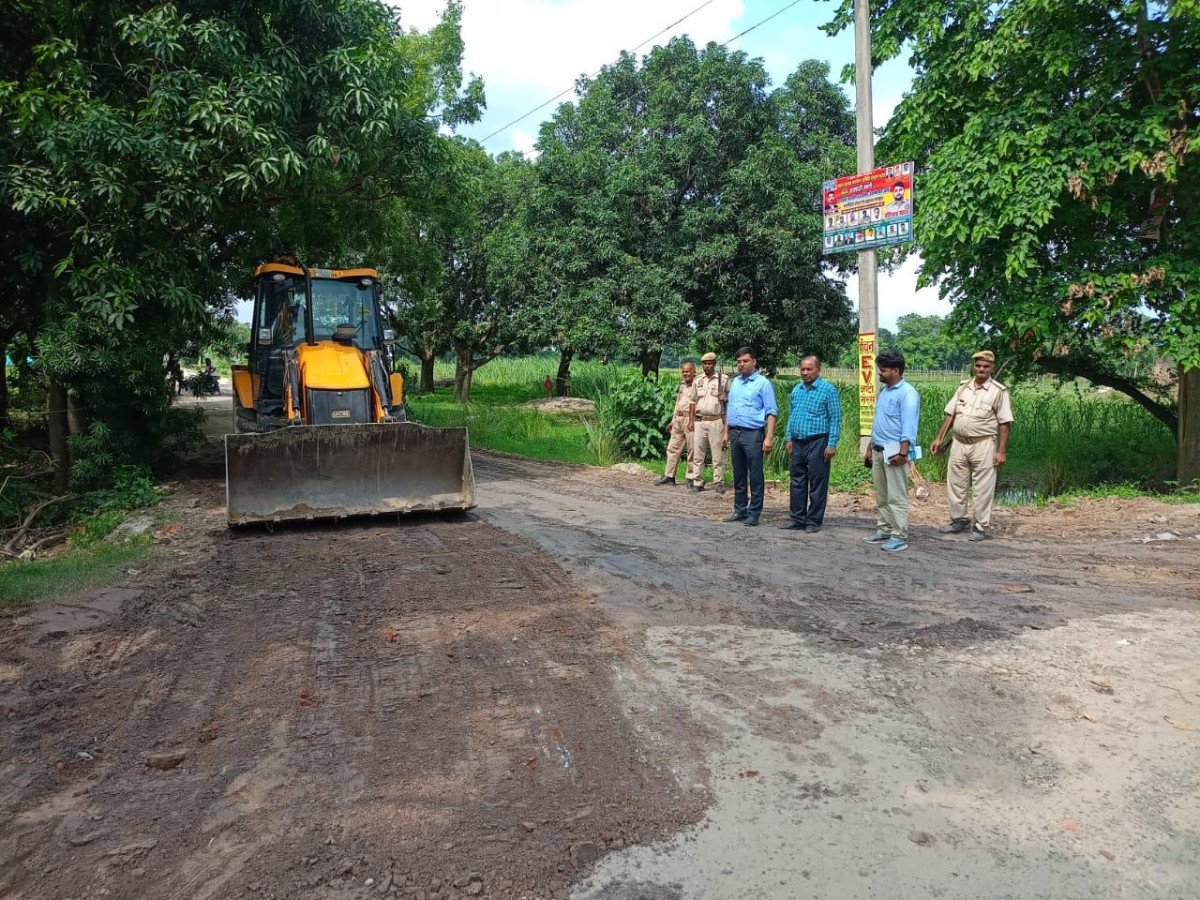 अम्बेडकरनगर में जलभराव और क्षतिग्रस्त मार्ग की समस्या पर प्रशासनिक टीम का त्वरित एक्शन