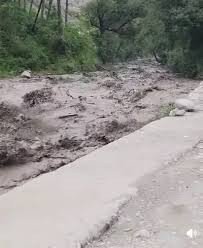 सोलन के कुनिहार में कार पर गिरे भारी बोल्डर, दो लोग हुए गंभीर घायल