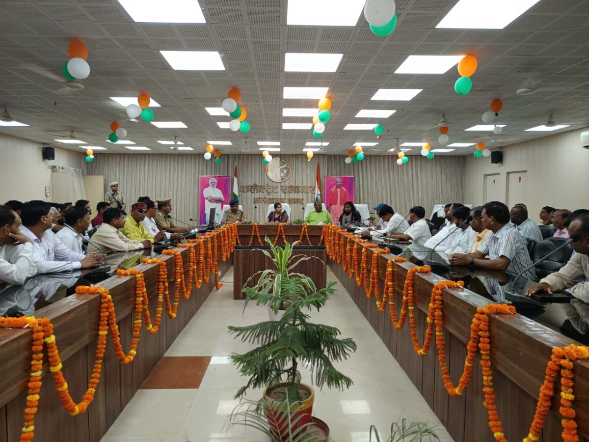 अम्बेडकरनगर: डीएम ईशा प्रिया का सख्त निर्देश, बिना फिटनेस स्कूली बसें होंगी सीज