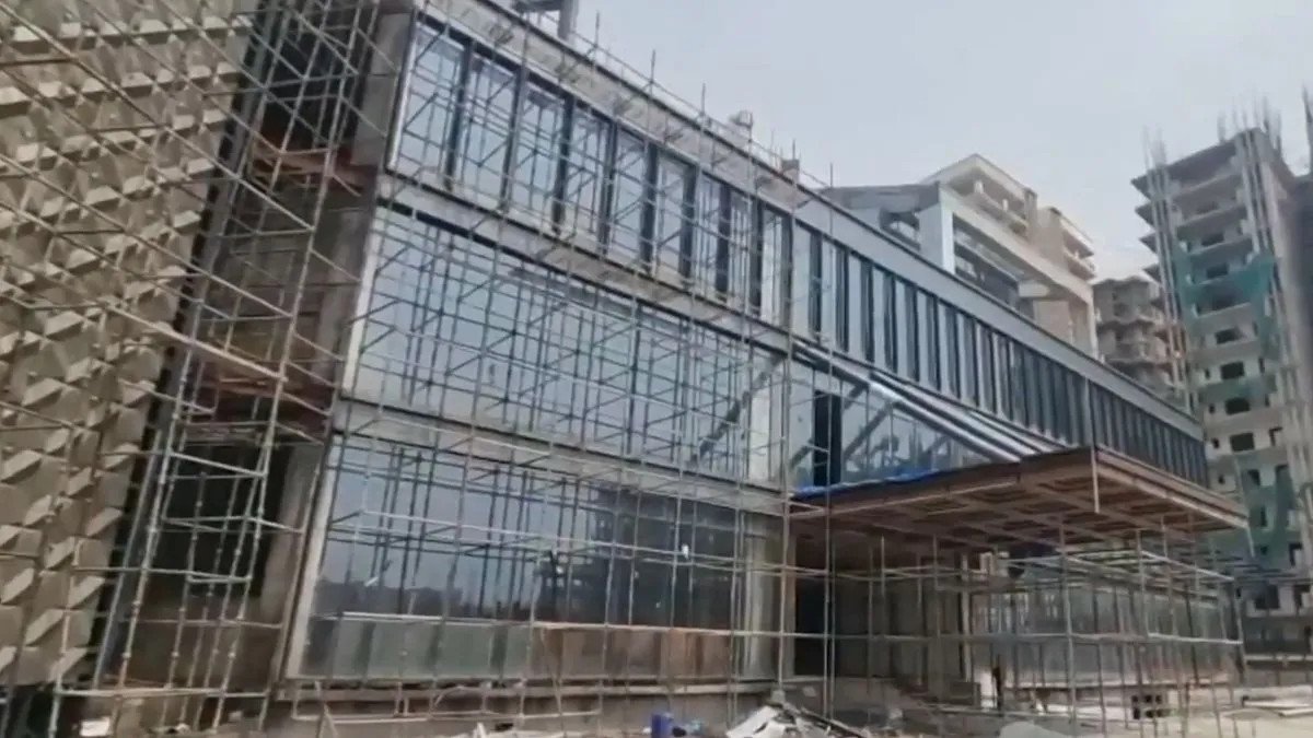 यूपी के गाजियाबाद में निर्माणाधीन मॉल में मिली मासूम बच्ची की लाश