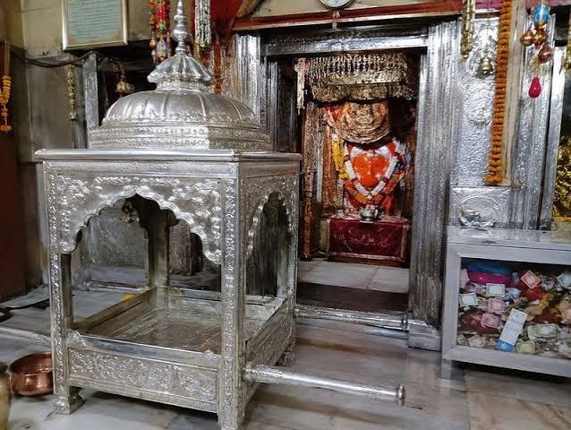 सिरमौर: ऐतिहासिक मंदिर में बड़ी डकैती, चांदी की पालकी और गहने ले उड़े चोर