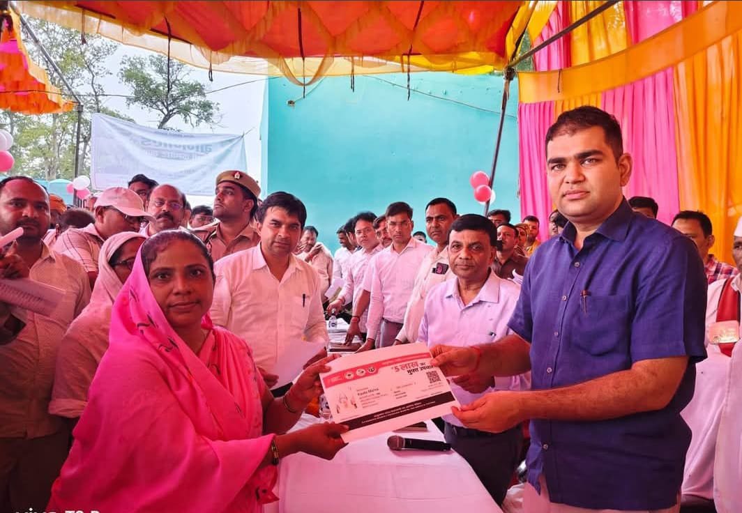 कौशाम्बी के म्योहर में डीएम ने लगाई चौपाल, योजनाओं से वंचित पात्रों को तुरंत लाभ देने का फरमान