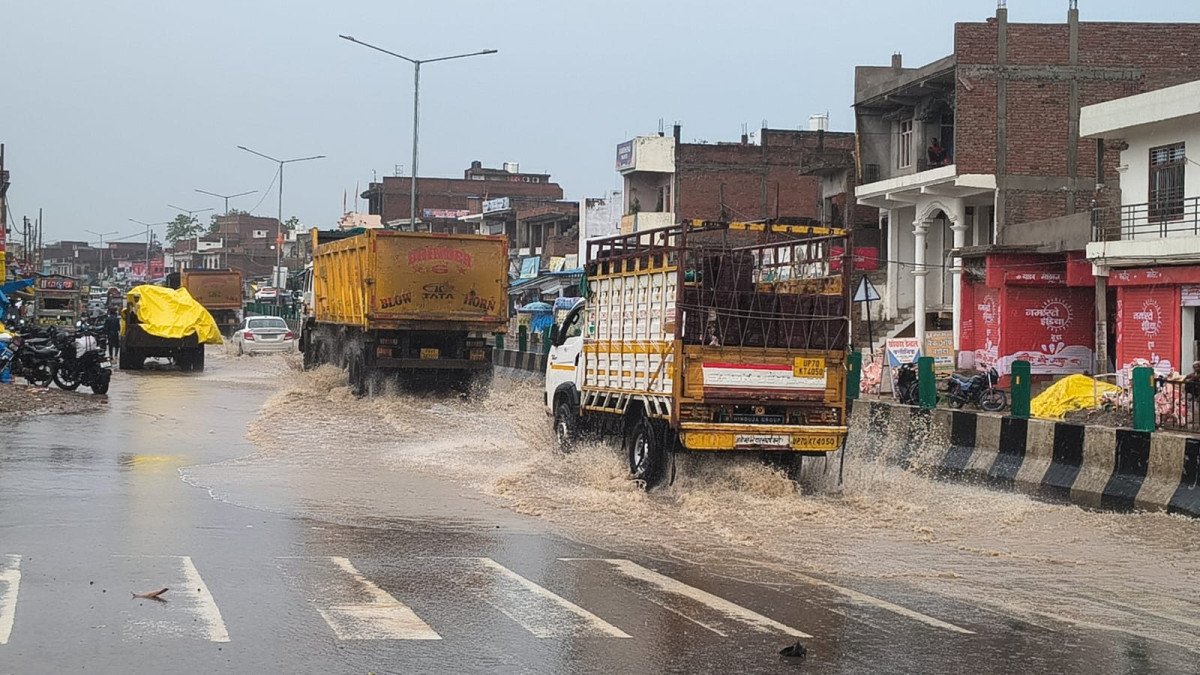 मानिकपुर: हल्की बारिश में 'तालाब' बना सभागंज चौराहा, लखनऊ-प्रयागराज हाईवे पर जलभराव से जनता त्रस्त