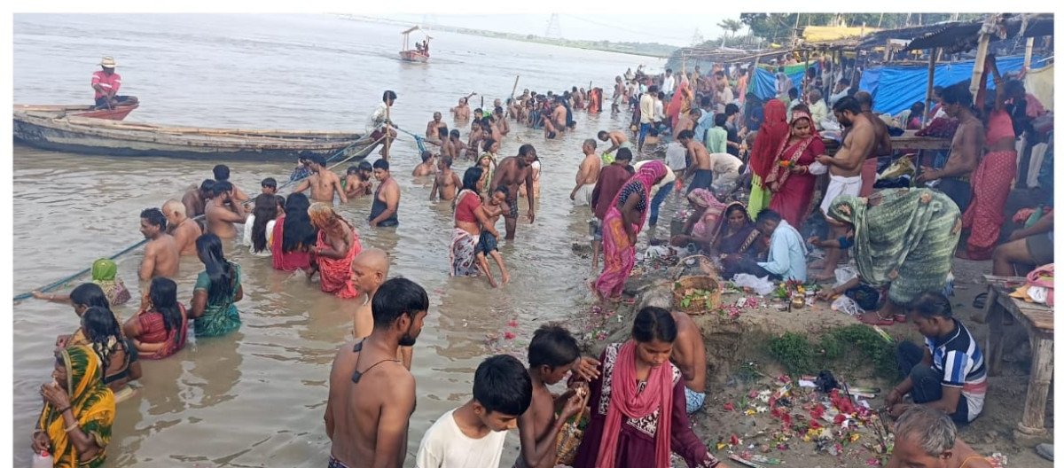 गुरु पूर्णिमा पर 'हर-हर गंगे' के जयकारों से गूंजे कुंडा के गंगा घाट, अवधेश्वरनाथ धाम में लगा श्रद्धालुओं का तांता
