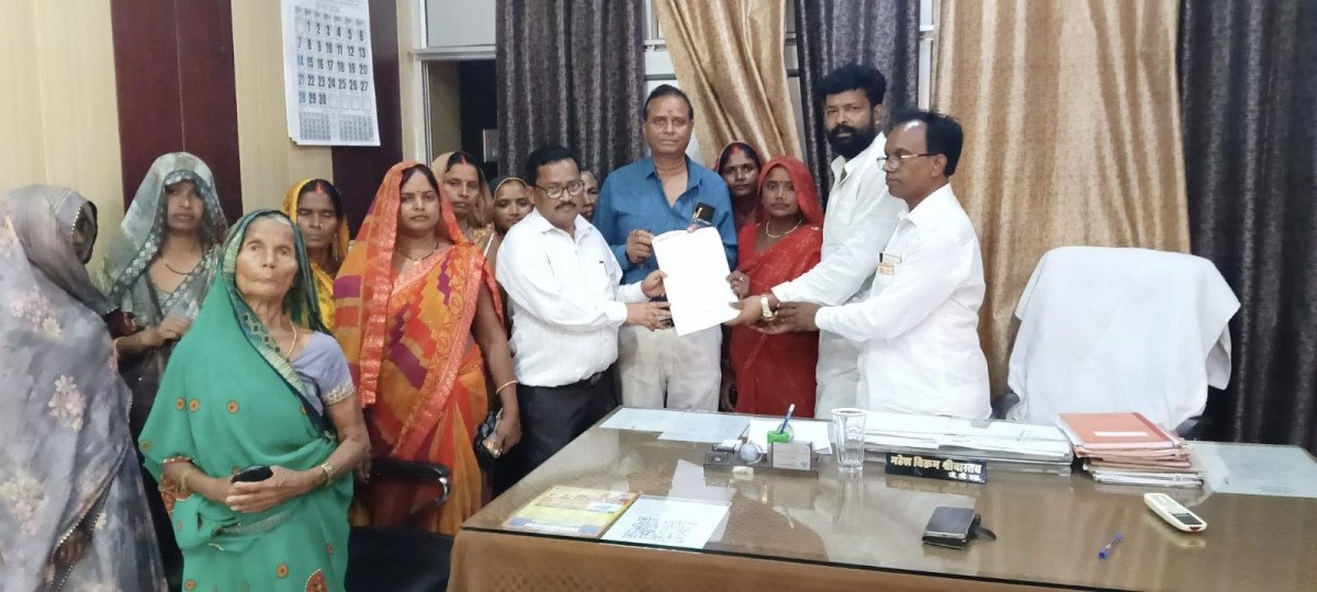 प्रयागराज: वीरभानपुर न्याय पंचायत की समस्याओं को लेकर कांग्रेस ने BDO फूलपुर को सौंपा ज्ञापन, आंदोलन की दी चेतावनी