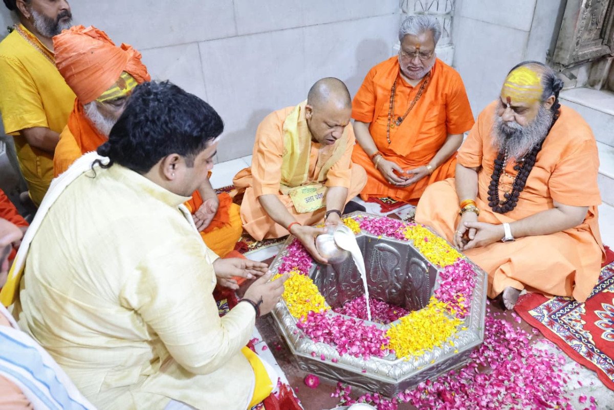 सीएम योगी ने गाजियाबाद के ऐतिहासिक दूधेश्वरनाथ मंदिर में की पूजा-अर्चना, प्रदेश की खुशहाली के लिए मांगा आशीर्वाद