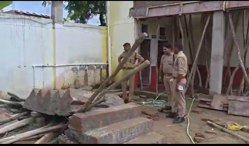 शटरिंग खोलते समय भरभरा कर गिरा विद्यालय का लिंटर, मज़दूर की दर्दनाक मौत; प्रबंधक पर संगीन आरोप