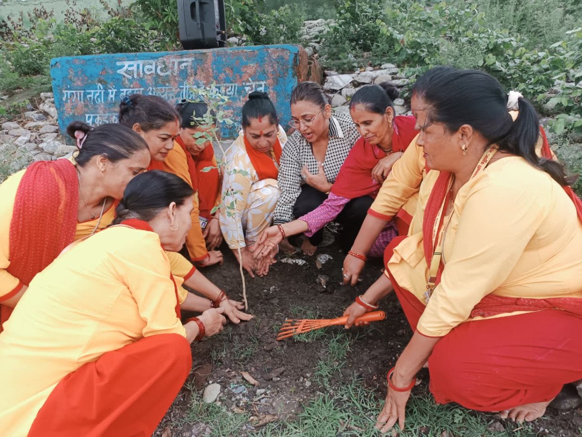 ऋषिकेश: पूर्णानंद घाट पर गूंजा हरित संदेश, गंगा तट को हरा-भरा बनाने के लिए महिलाओं ने संभाली कमान