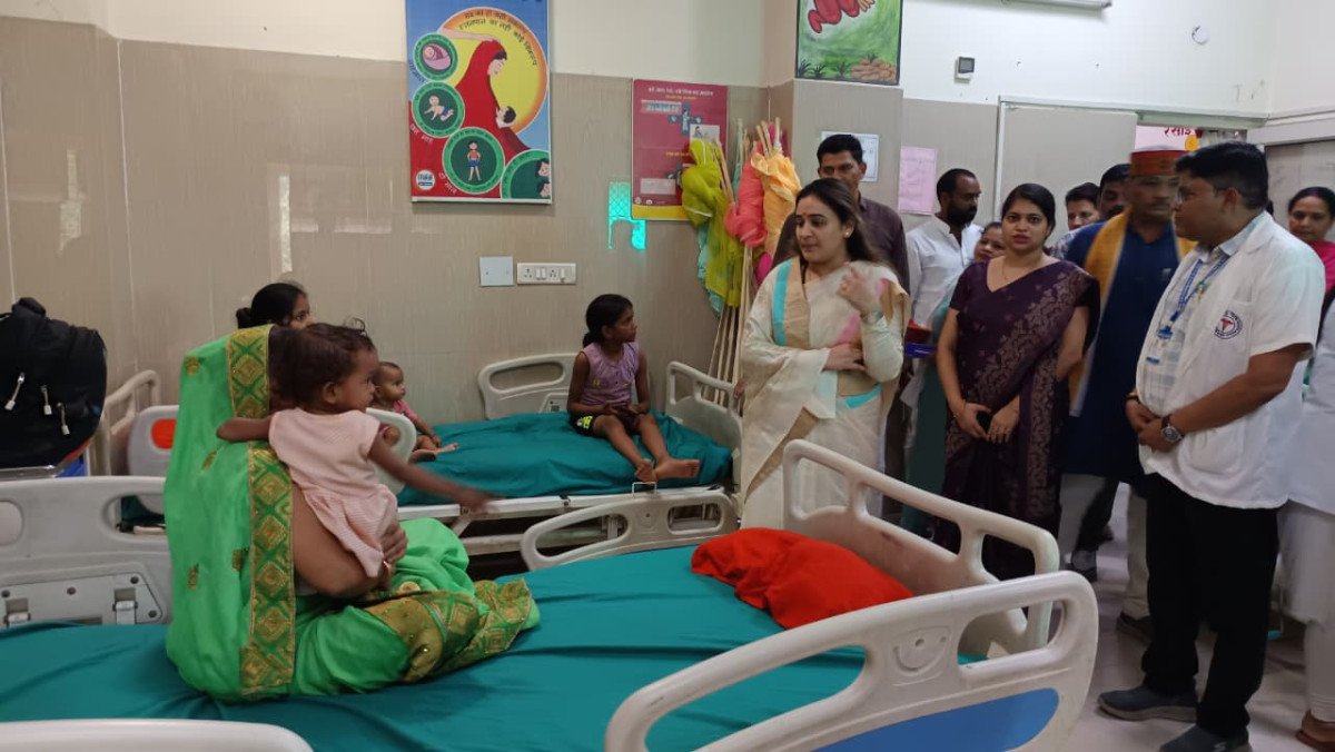 राज्य महिला आयोग की उपाध्यक्ष अपर्णा यादव ने अंबेडकरनगर केंद्रों का किया निरीक्षण